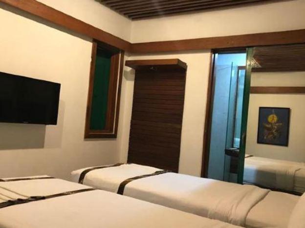 flores gallery hotel