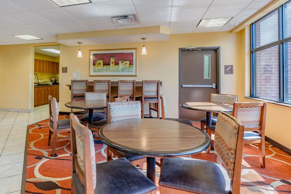econo lodge inn and suites fairgrounds
