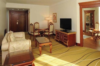 sunday hotel holiday international dubai