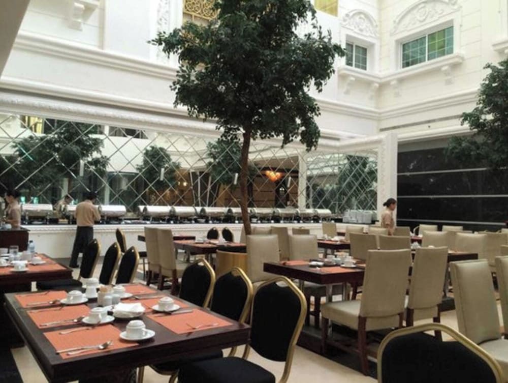 sunday hotel holiday international dubai