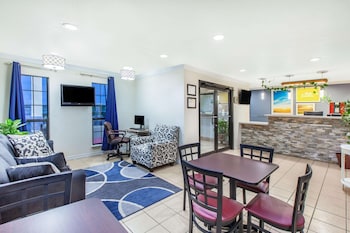 Days Inn & Suites By Wyndham Braunig Lake,Martindale Army Air Field>>Elmendorf,3 star