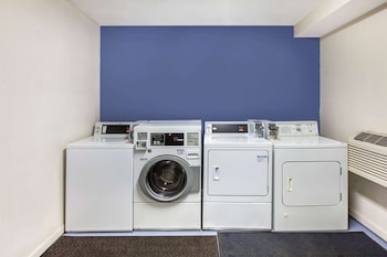 Days Inn & Suites By Wyndham Braunig Lake,Martindale Army Air Field>>Elmendorf,3 star