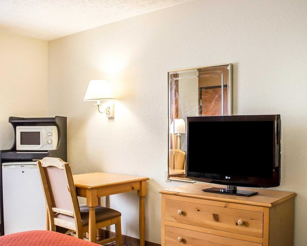 Quality Inn,Elyria>>Cleveland,3 star