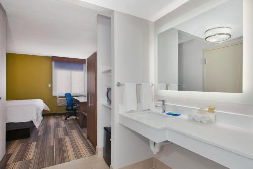 holiday inn express fairfax arlington boulevard by ihg