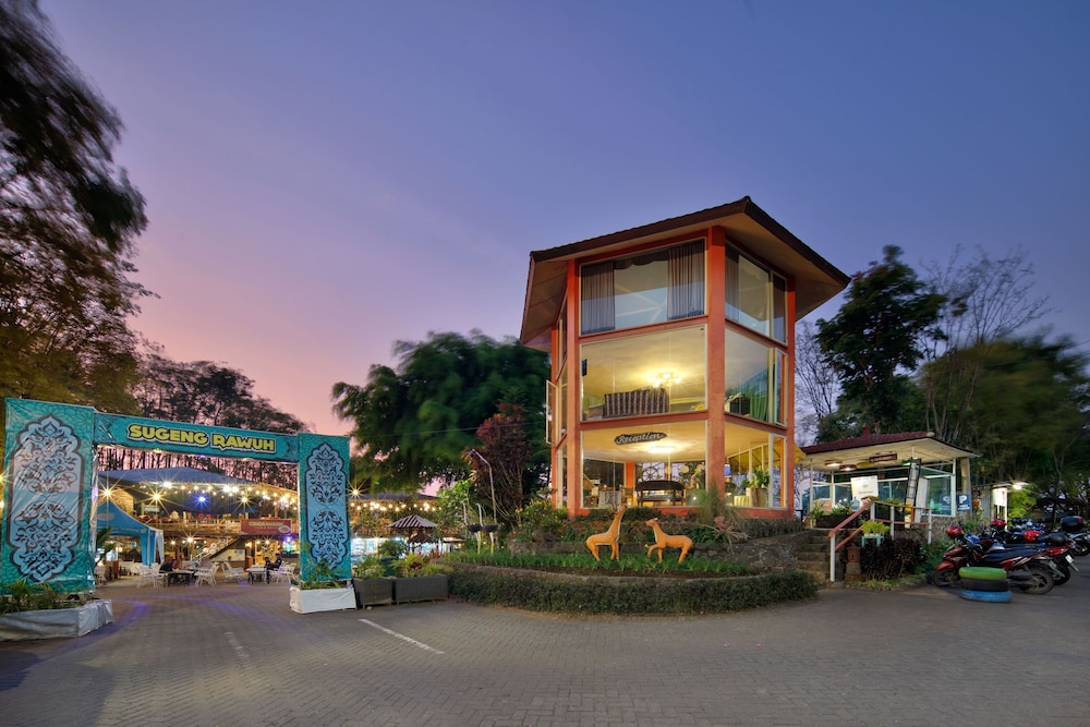 royal caravan hotel trawas