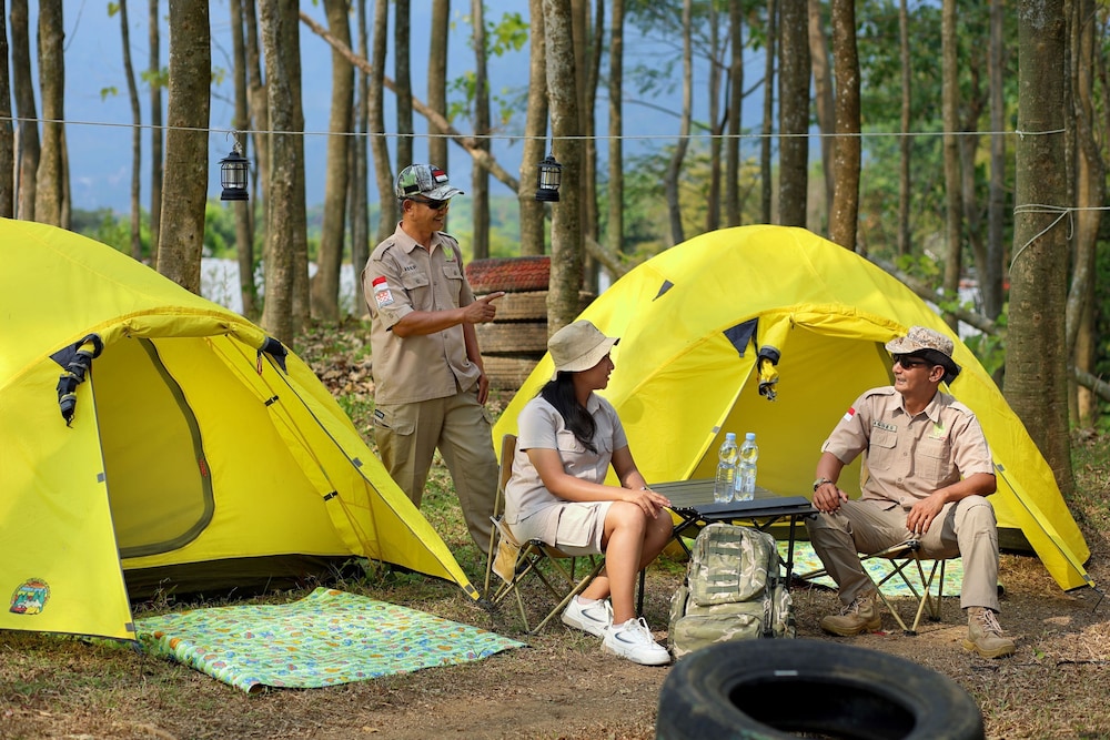 royal caravan hotel trawas