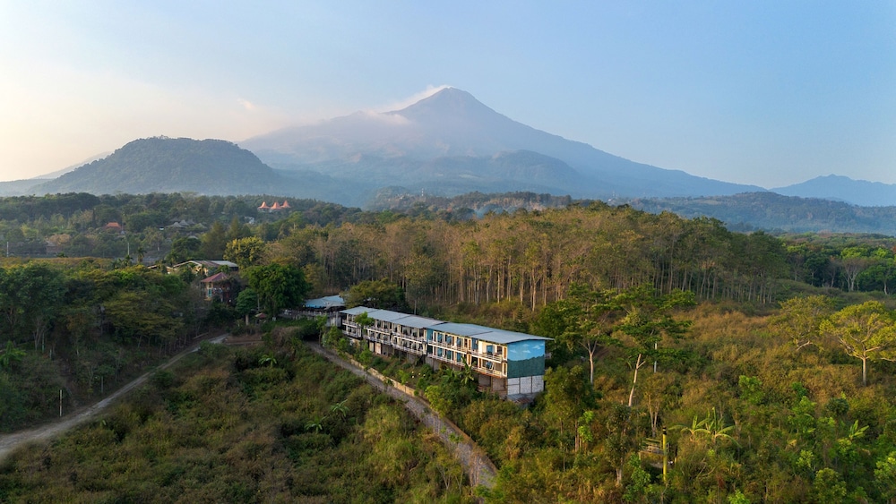 royal caravan hotel trawas