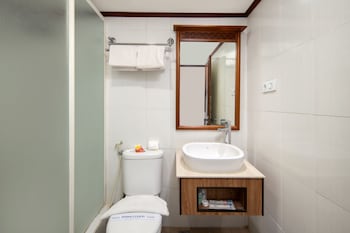 royal caravan hotel trawas