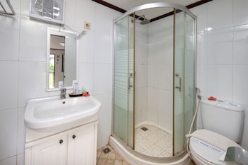 royal caravan hotel trawas