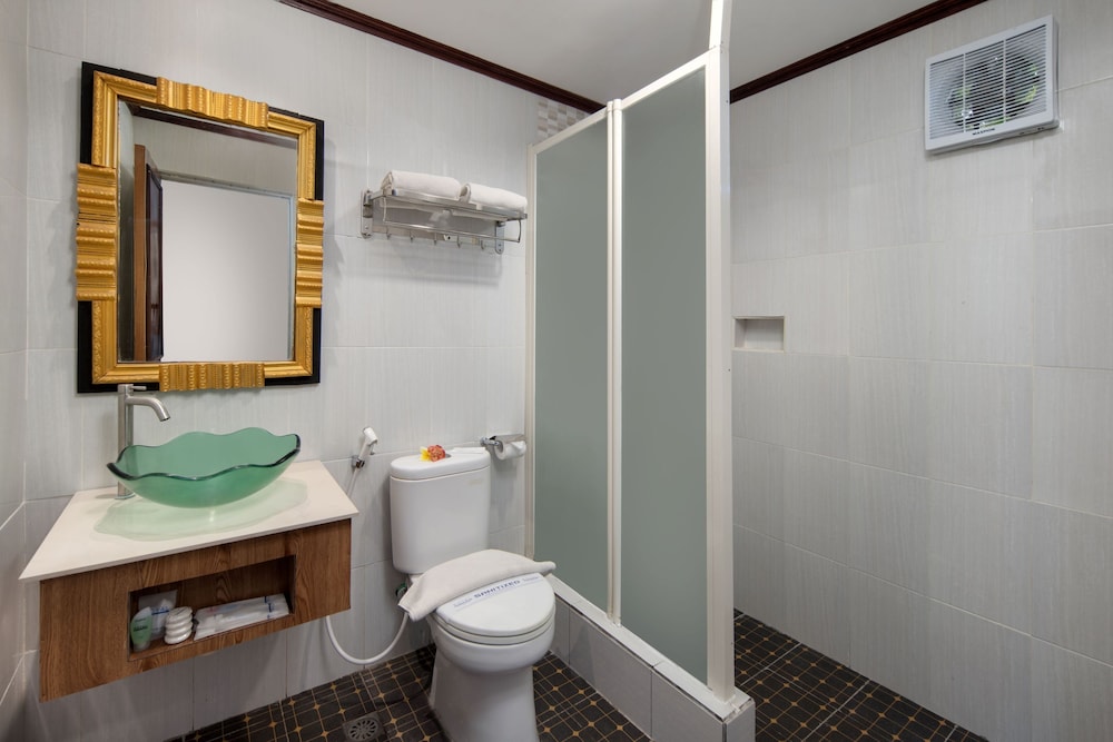 royal caravan hotel trawas