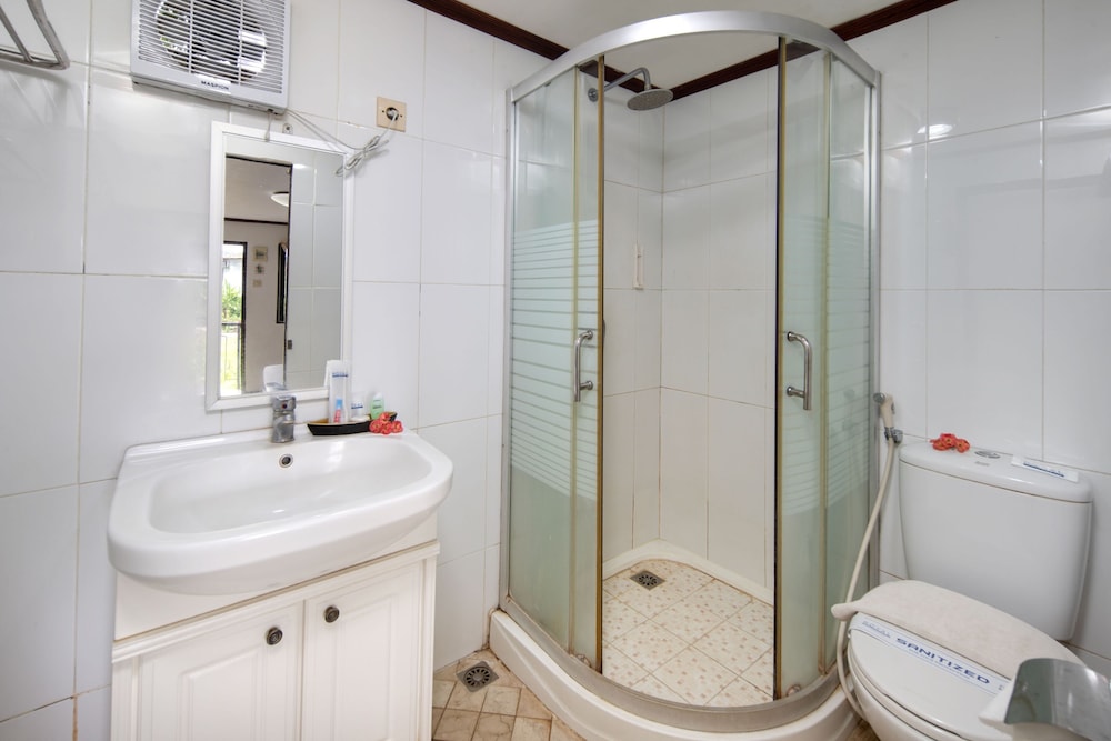 royal caravan hotel trawas