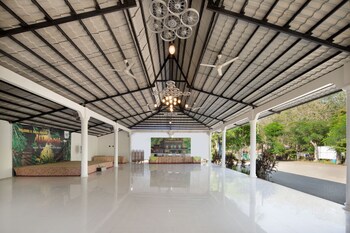 royal caravan hotel trawas