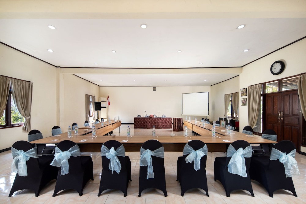 royal caravan hotel trawas