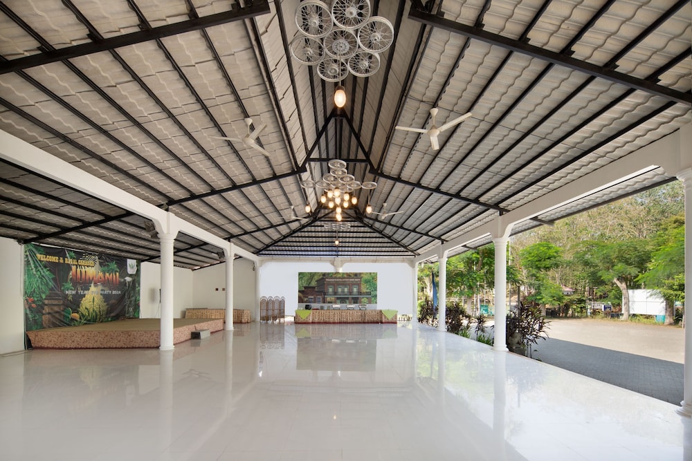 royal caravan hotel trawas