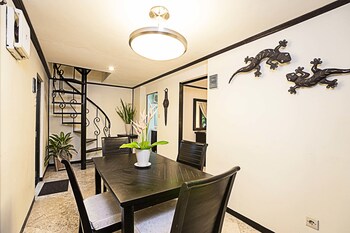 royal caravan hotel trawas