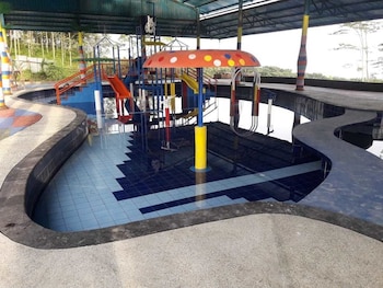 royal caravan hotel trawas