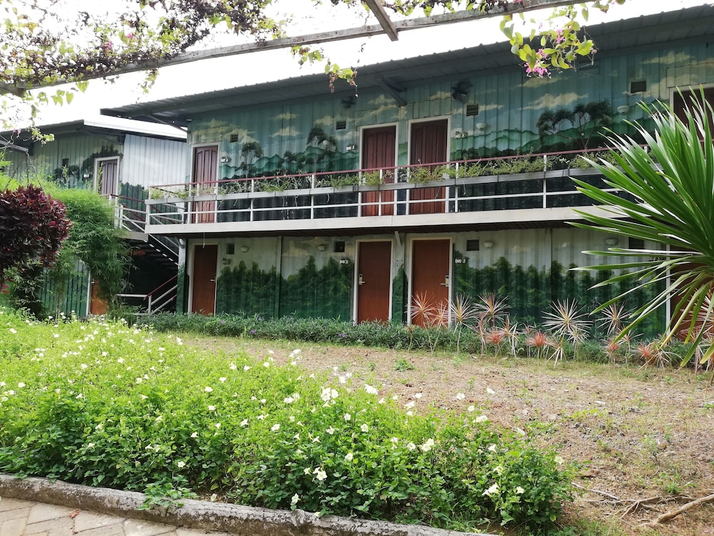 royal caravan hotel trawas