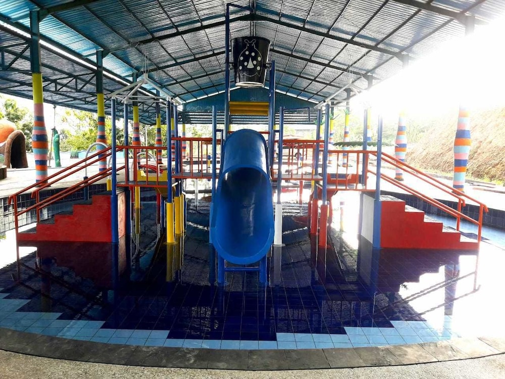 royal caravan hotel trawas