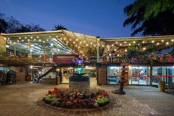 royal caravan hotel trawas