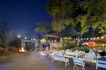 royal caravan hotel trawas