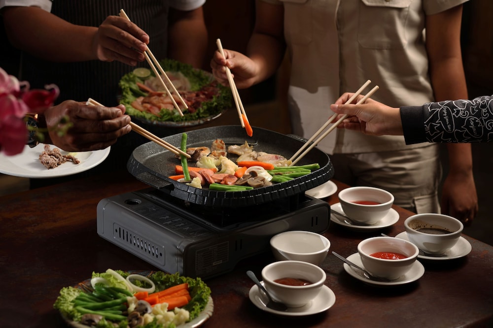 royal caravan hotel trawas