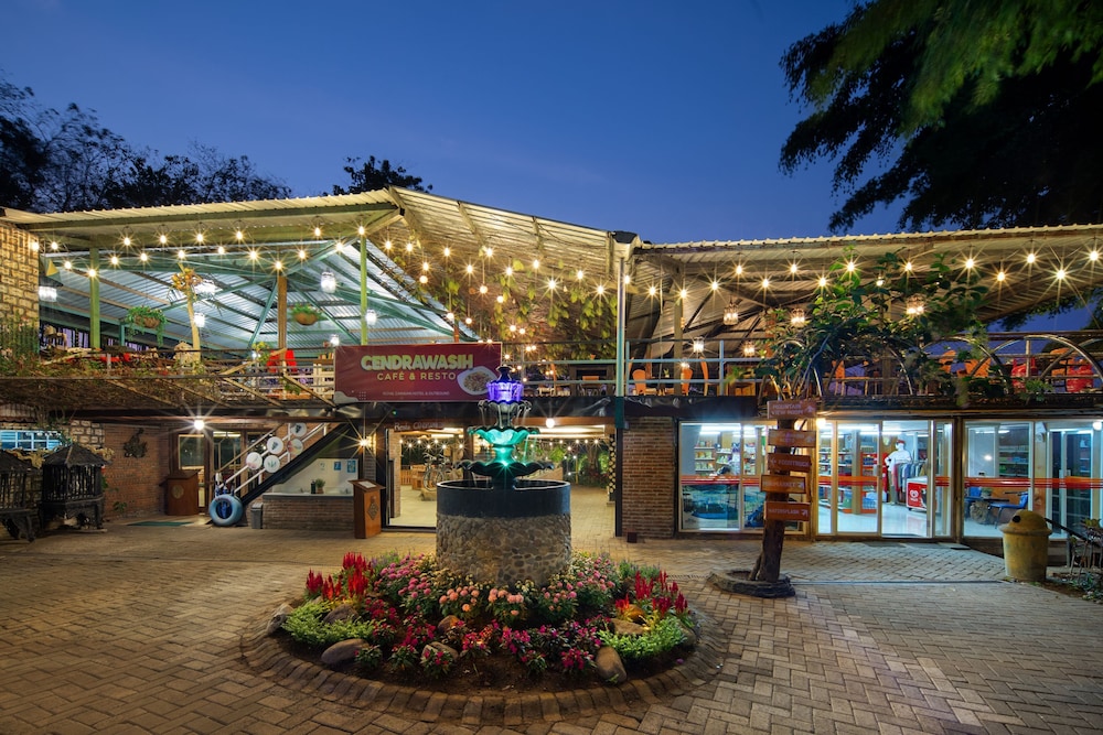 royal caravan hotel trawas