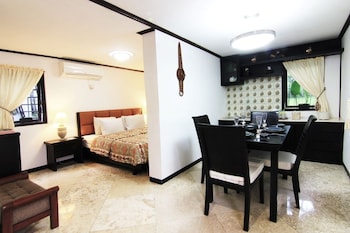 royal caravan hotel trawas