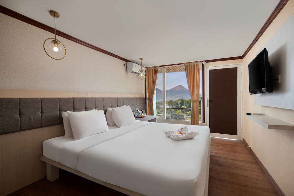 royal caravan hotel trawas