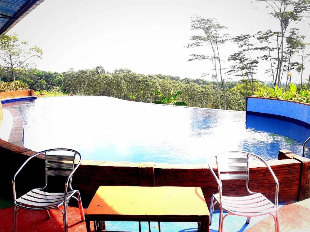 royal caravan hotel trawas