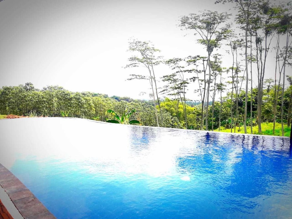 royal caravan hotel trawas