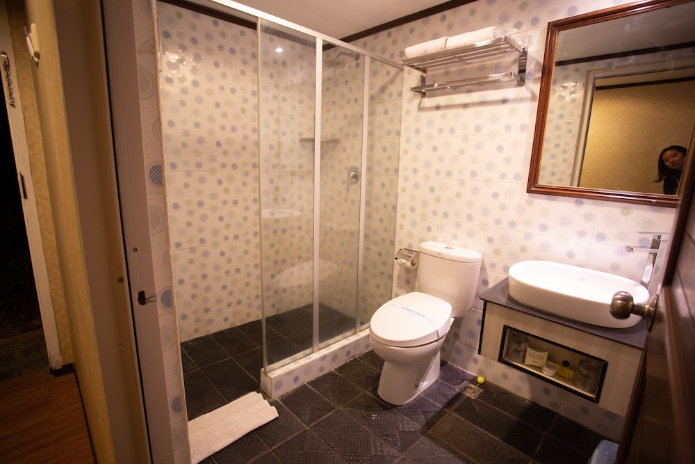 royal caravan hotel trawas