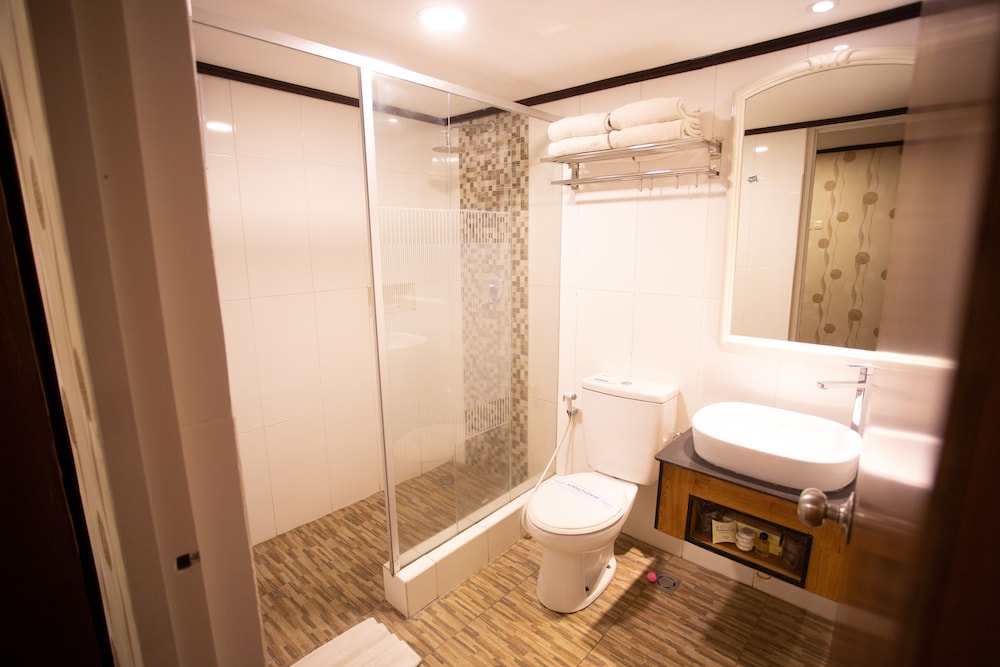 royal caravan hotel trawas