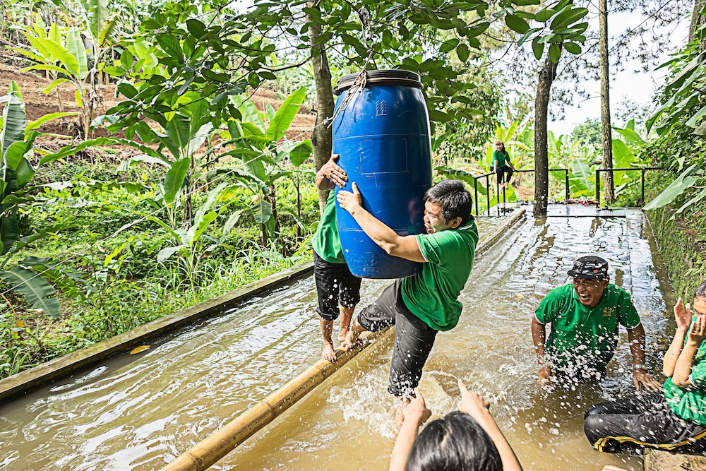 royal caravan hotel trawas