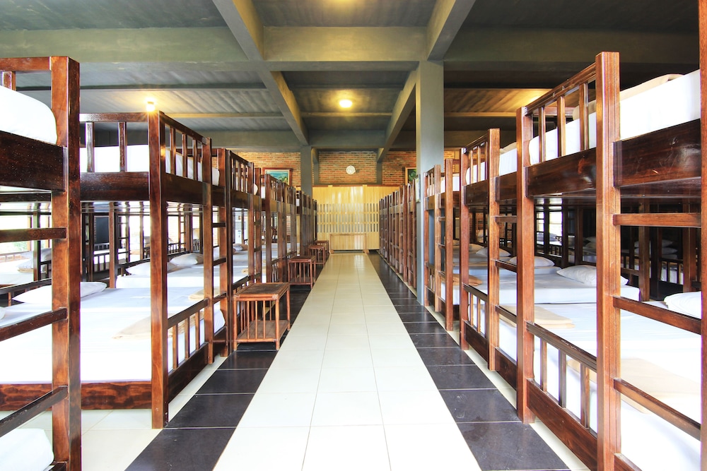 royal caravan hotel trawas