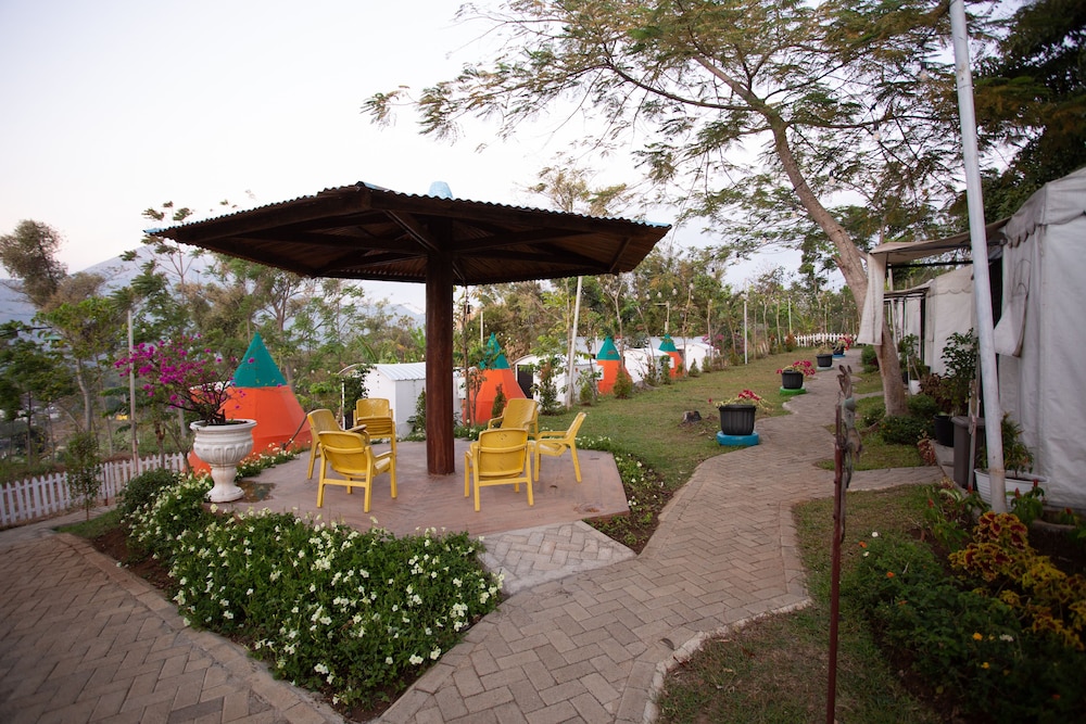 royal caravan hotel trawas