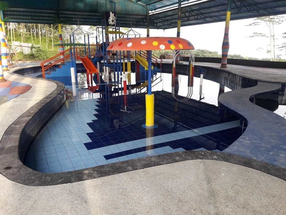 royal caravan hotel trawas