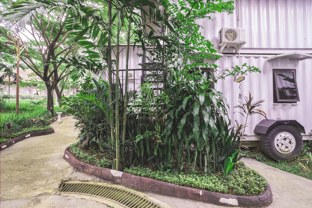 royal caravan hotel trawas