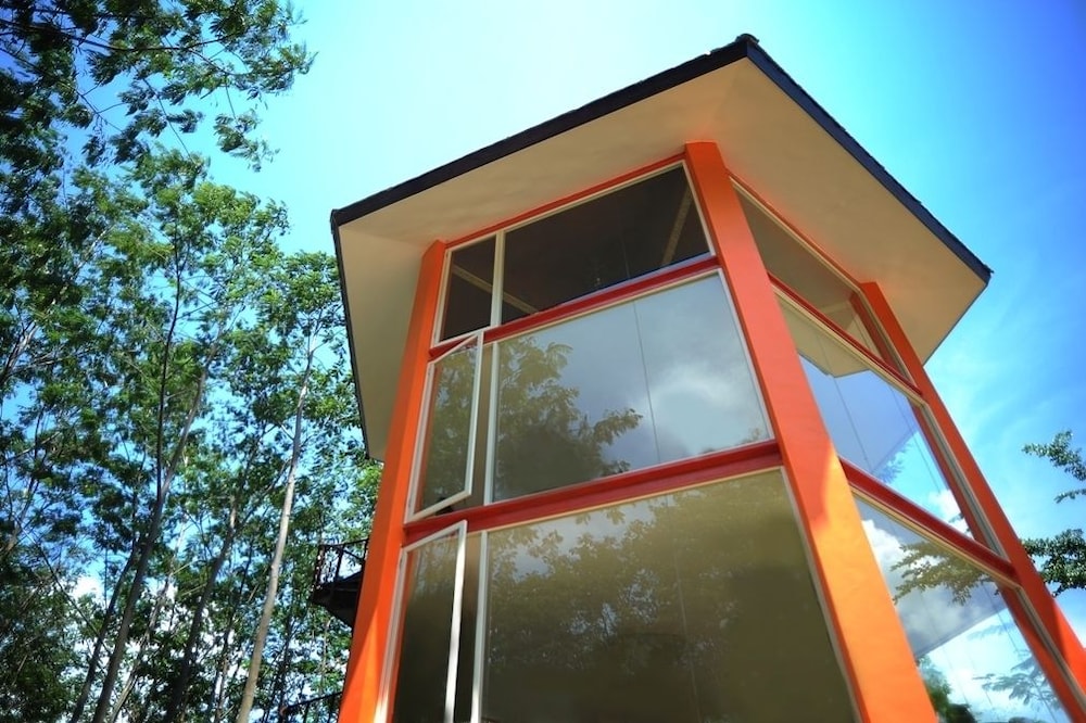 royal caravan hotel trawas