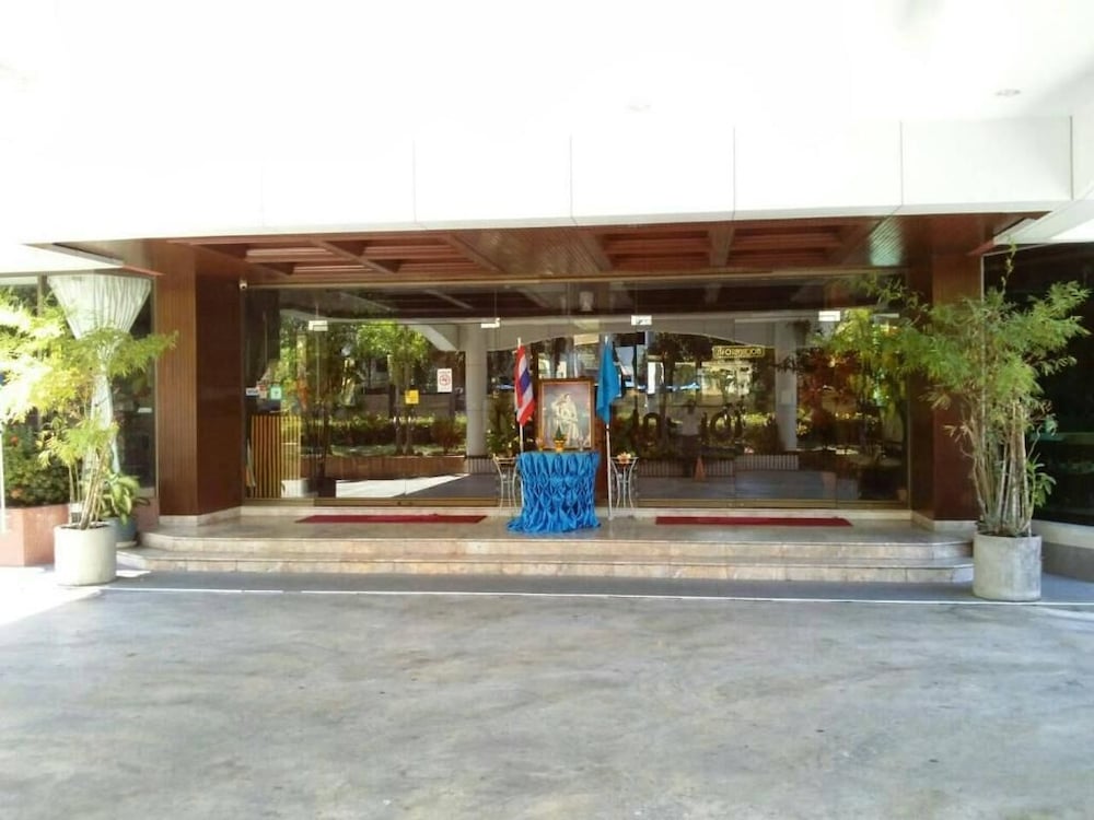 river grand hotel hat yai