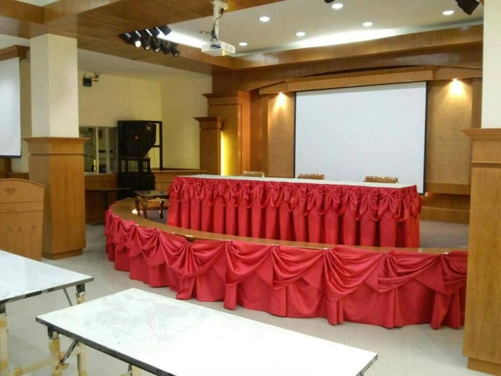 river grand hotel hat yai