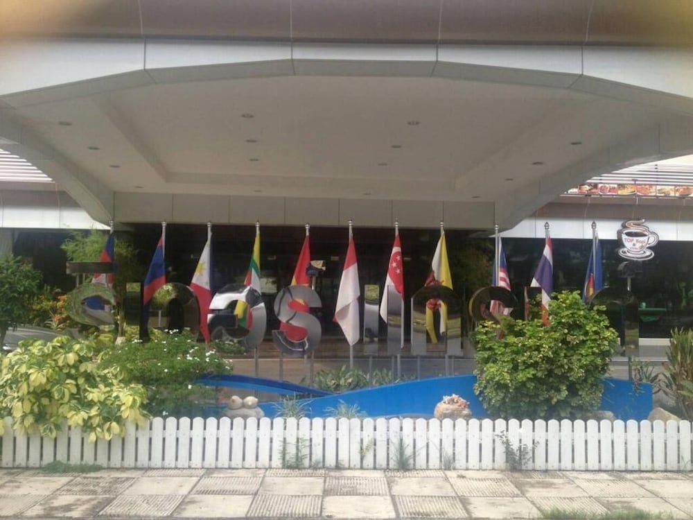 river grand hotel hat yai