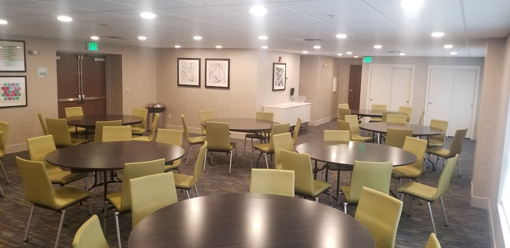 holiday inn express hotel and suites seatac by ihg