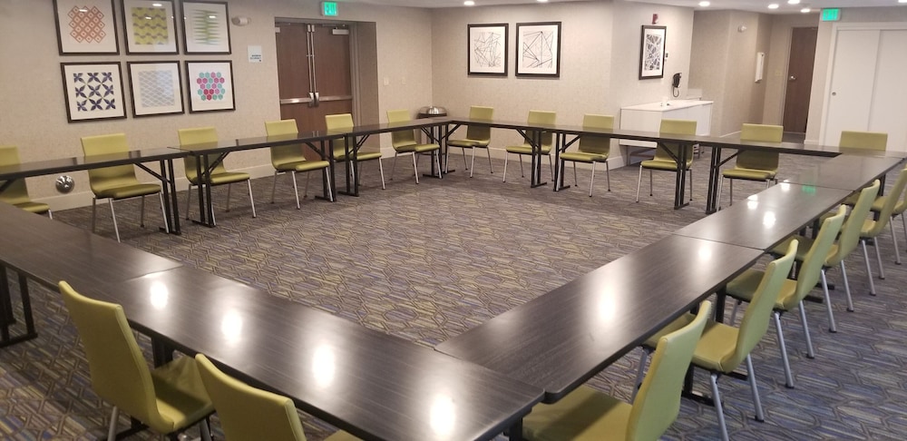 holiday inn express hotel and suites seatac by ihg