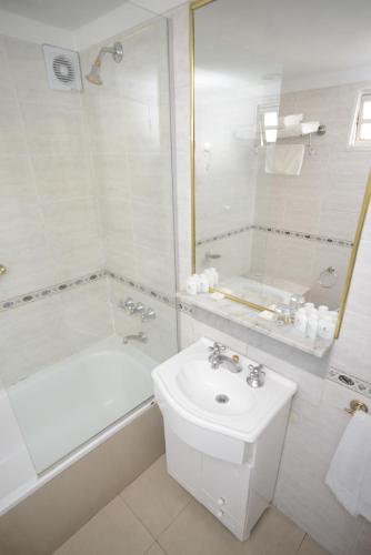 up viamonte hotel