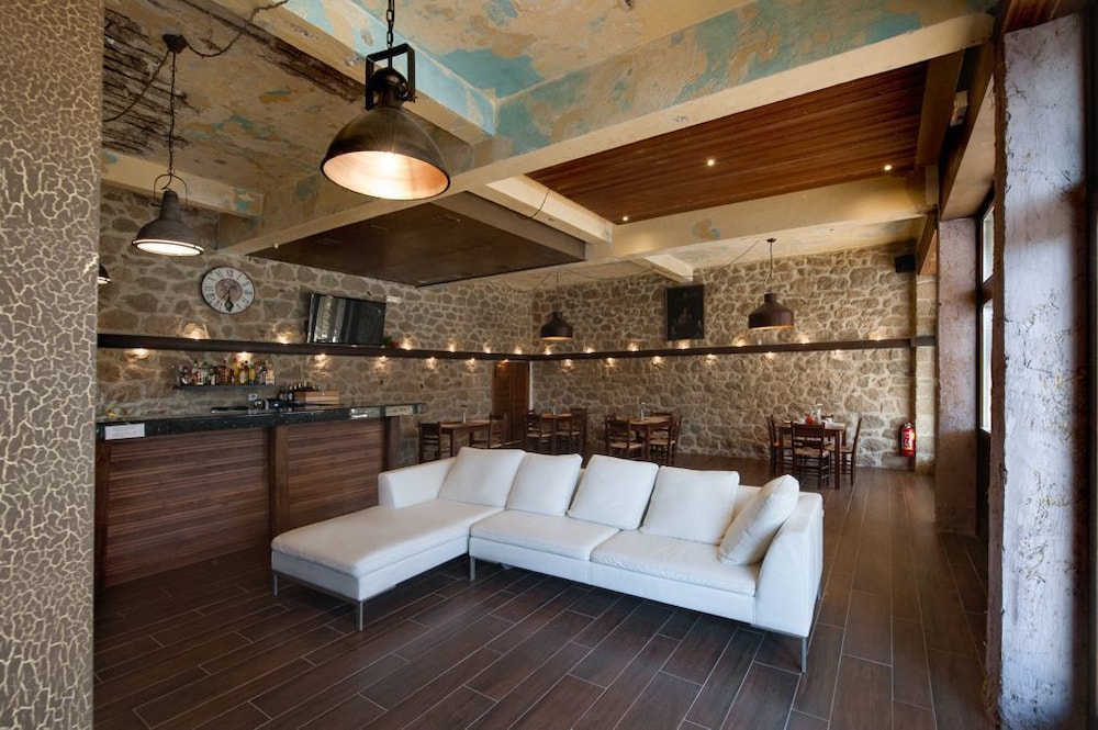 polys guest house