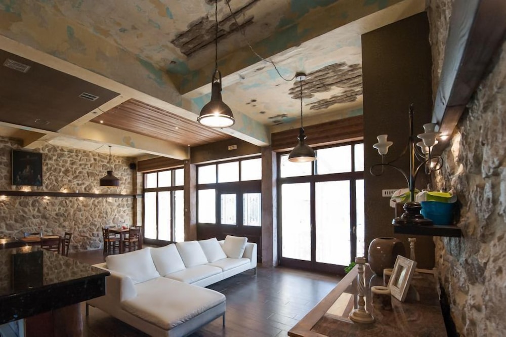 polys guest house