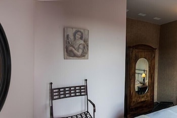 polys guest house