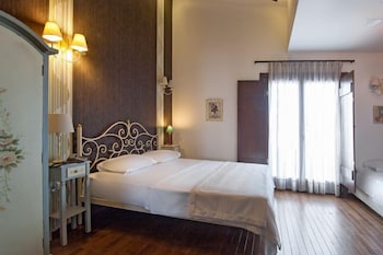 polys guest house