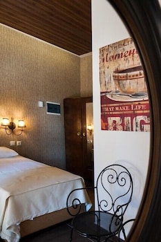 polys guest house