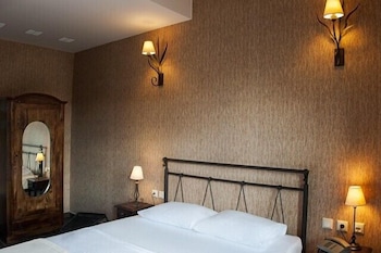 polys guest house